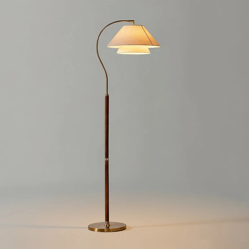 Lámpara de pie con pantallas de tela superpuestas, diseño escultural en madera y metal, ideal para decorar el salón con estilo moderno y 0