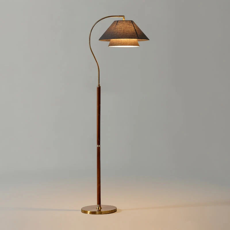 Lámpara de pie con pantallas de tela superpuestas, diseño escultural en madera y metal, ideal para decorar el salón con estilo moderno y 11