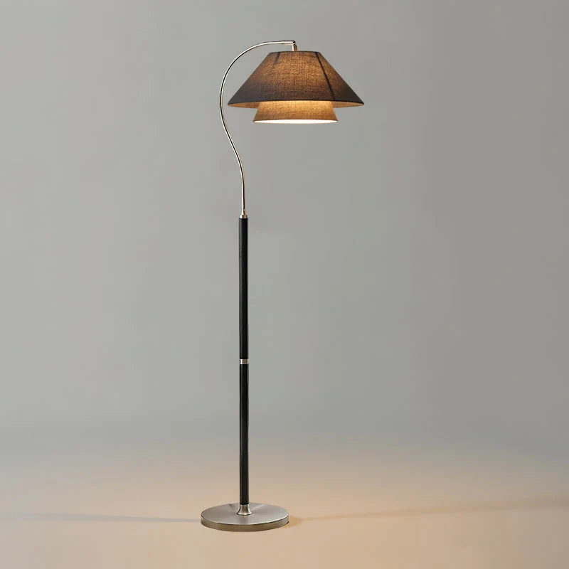 Lámpara de pie con pantallas de tela superpuestas, diseño escultural en madera y metal, ideal para decorar el salón con estilo moderno y 9