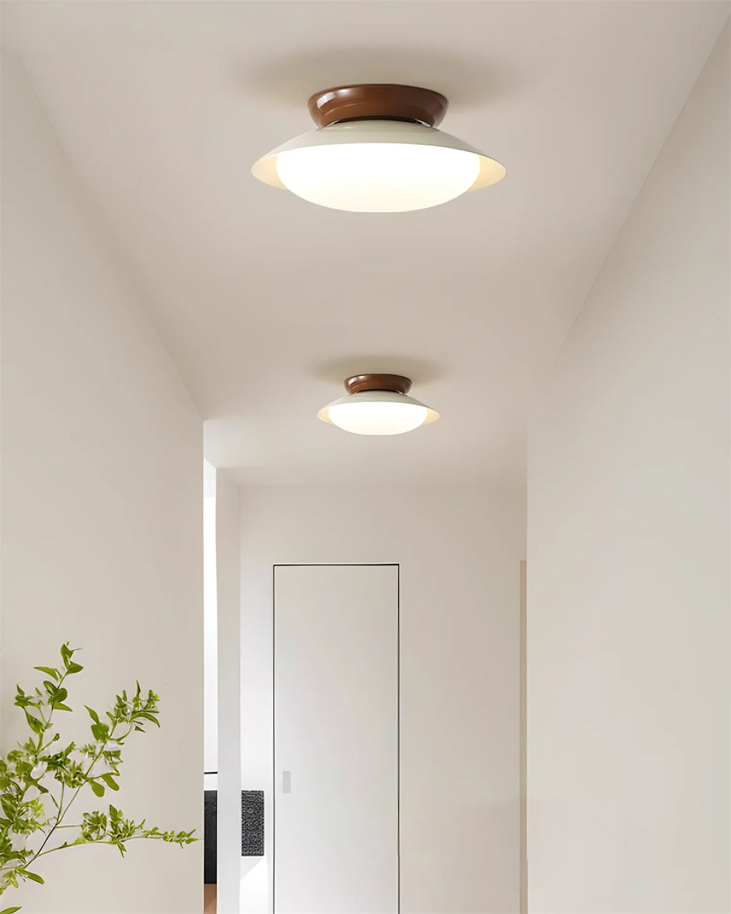 Lámpara de techo LED resistente a la humedad en diseño bicolor, perfecta para baños y áreas exteriores cubiertas. 4