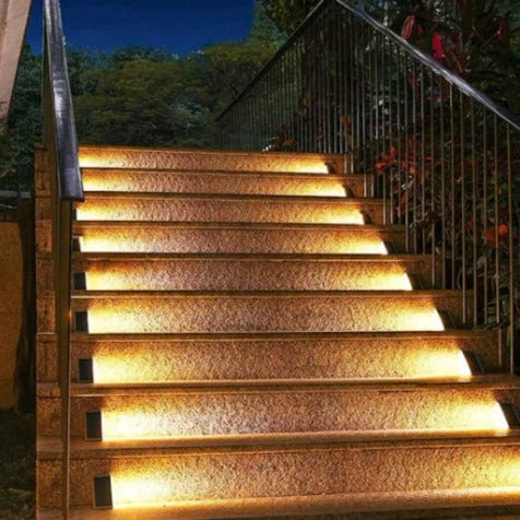 Luces solares automáticas para escaleras con luz blanca cálida, ideales para iluminación exterior compacta, mejorando la seguridad y el estilo de 1