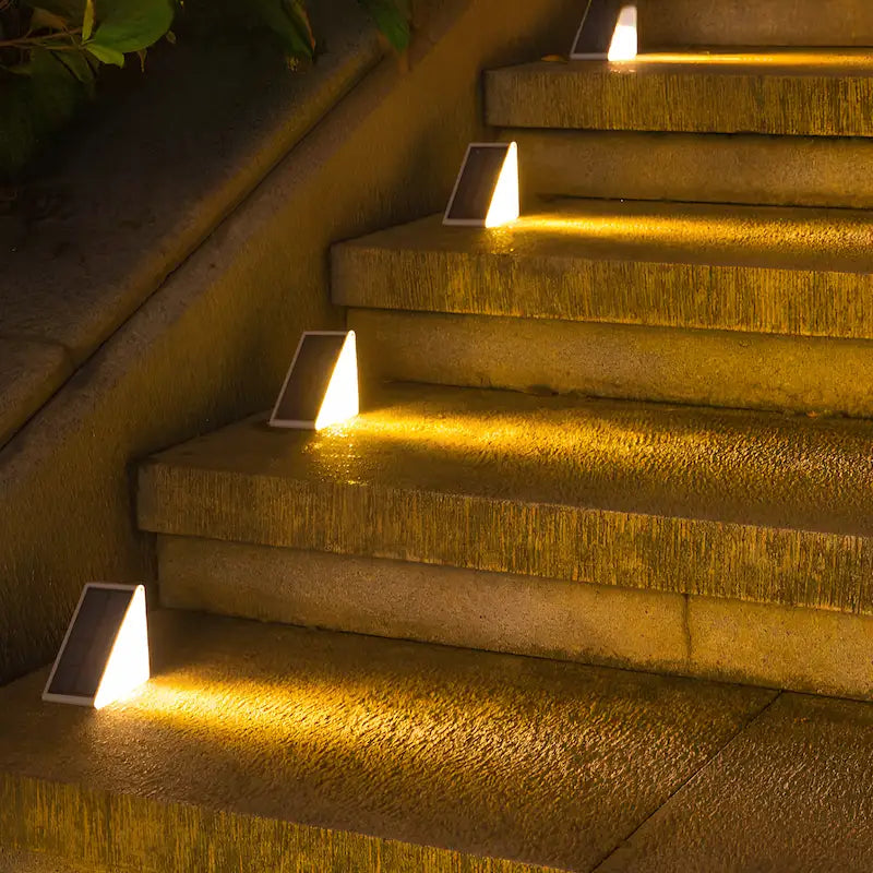 Luces solares automáticas para escaleras con luz blanca cálida, ideales para iluminación exterior compacta, mejorando la seguridad y el estilo de 2