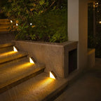 Luces solares automáticas para escaleras con luz blanca cálida, ideales para iluminación exterior compacta, mejorando la seguridad y el estilo de 3