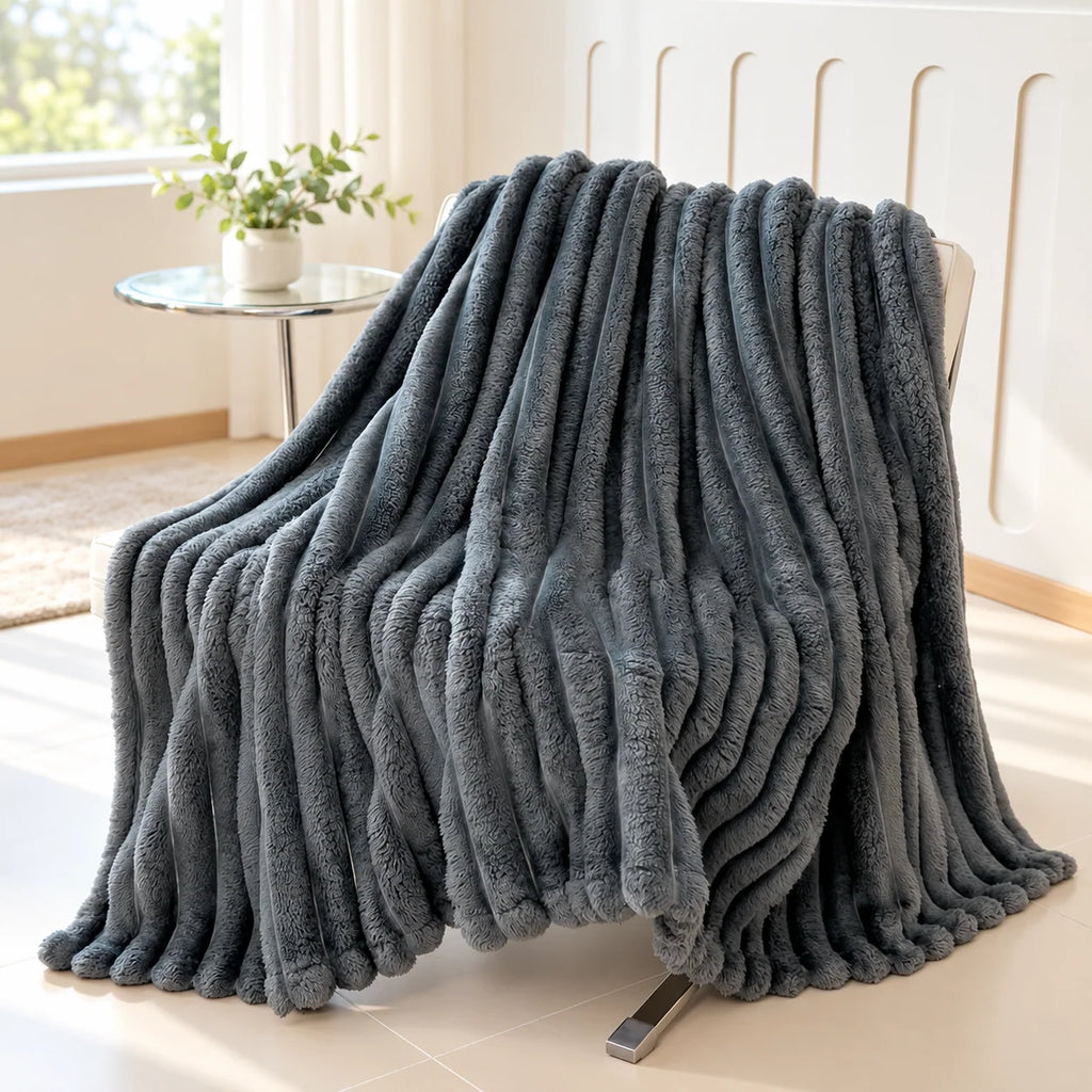 Manta de felpa acanalada de poliéster con textura en relieve, disponible en varios colores y tamaños, ideal para abrigo y decoración 1