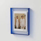 Marco de fotos de acrílico colorido con diseño moderno, ideal para exhibir arte y recuerdos, perfecto para decorar cualquier espacio. 0