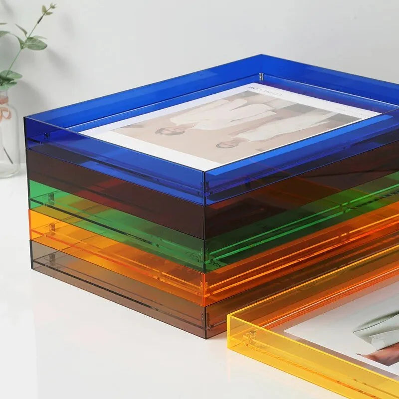Marco de fotos de acrílico colorido con diseño moderno, ideal para exhibir arte y recuerdos, perfecto para decorar cualquier espacio. 2