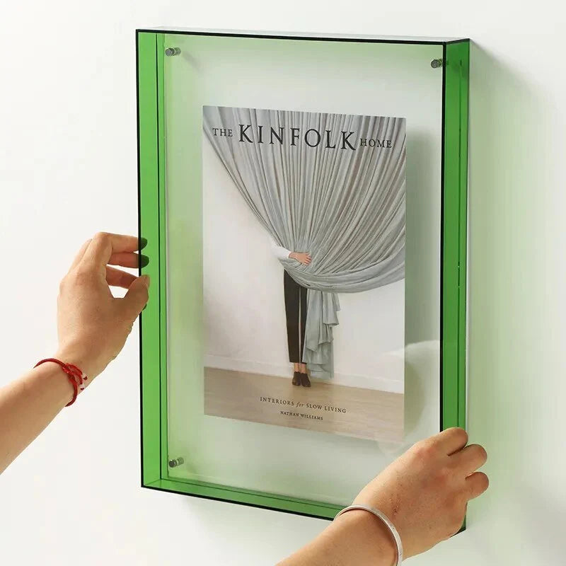 Marco de fotos de acrílico colorido con diseño moderno, ideal para exhibir arte y recuerdos, perfecto para decorar cualquier espacio. 3