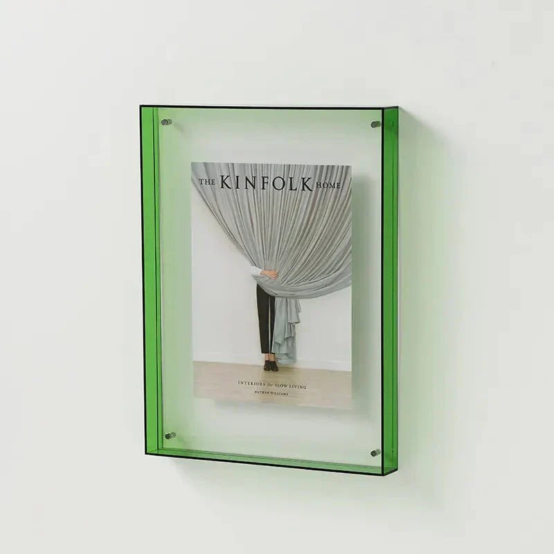 Marco de fotos de acrílico colorido con diseño moderno, ideal para exhibir arte y recuerdos, perfecto para decorar cualquier espacio. 6