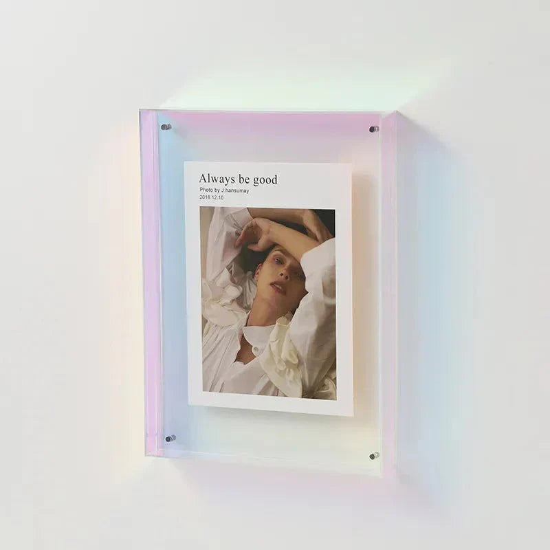 Marco de fotos de acrílico colorido con diseño moderno, ideal para exhibir arte y recuerdos, perfecto para decorar cualquier espacio. 7