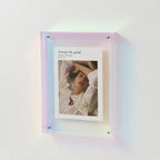 Marco de fotos de acrílico colorido con diseño moderno, ideal para exhibir arte y recuerdos, perfecto para decorar cualquier espacio. 7