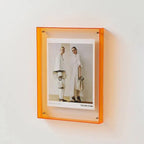 Marco de fotos de acrílico colorido con diseño moderno, ideal para exhibir arte y recuerdos, perfecto para decorar cualquier espacio. 8