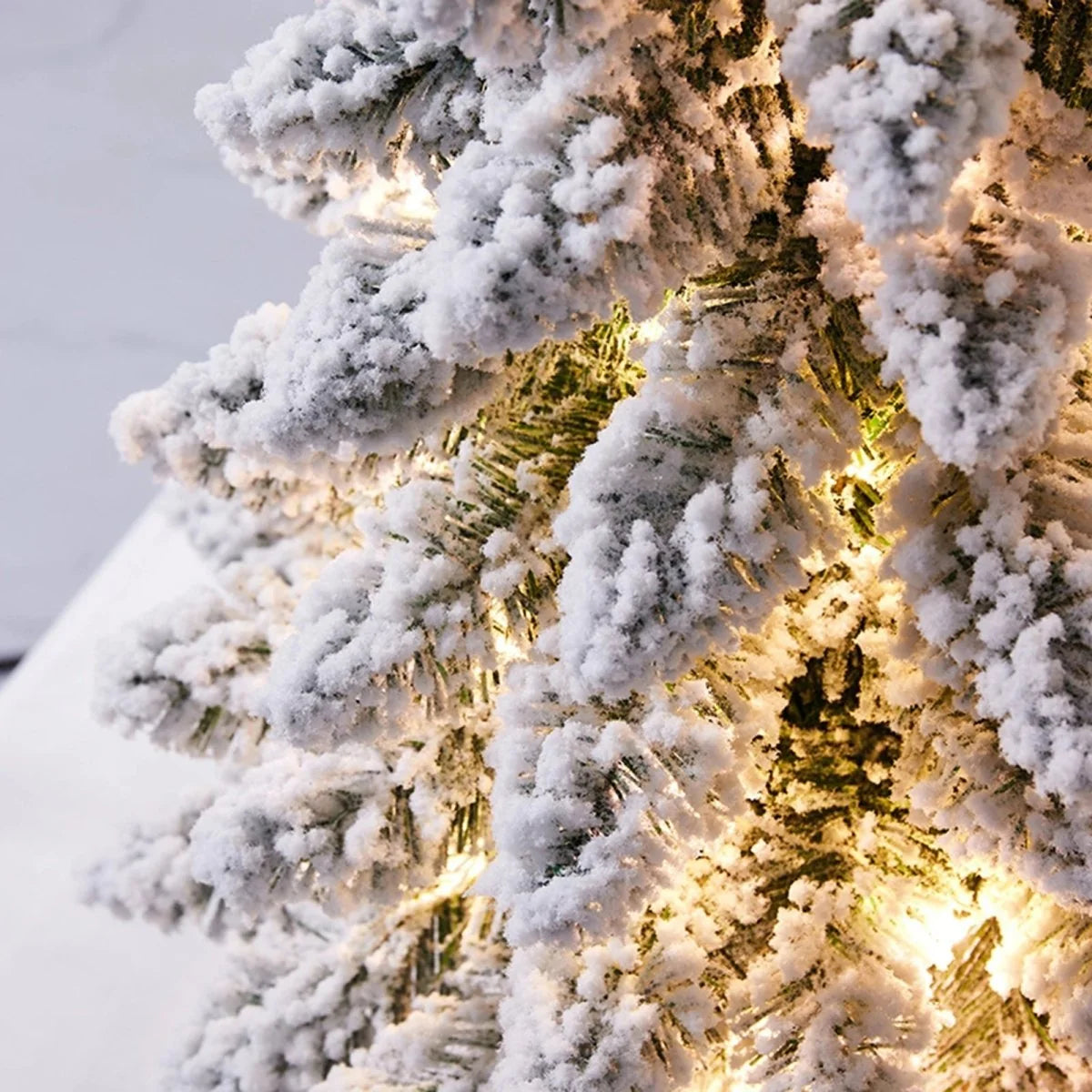 Mini árbol de Navidad decorado con luces LED brillantes y efecto nieve, mide 45 cm de altura, ideal para adornar espacios pequeños y crear 5