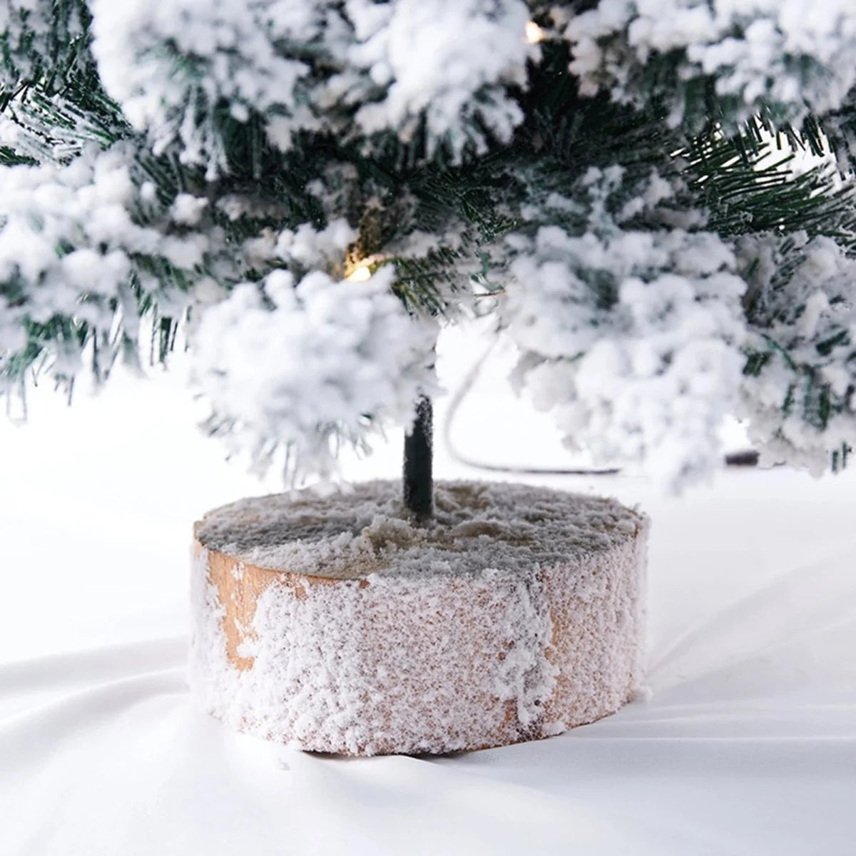 Mini árbol de Navidad decorado con luces LED brillantes y efecto nieve, mide 45 cm de altura, ideal para adornar espacios pequeños y crear 6