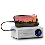 Miniproyector portátil de 3000 lúmenes con conexiones HDMI y USB, ideal para cine en casa compacto y versátil. 1