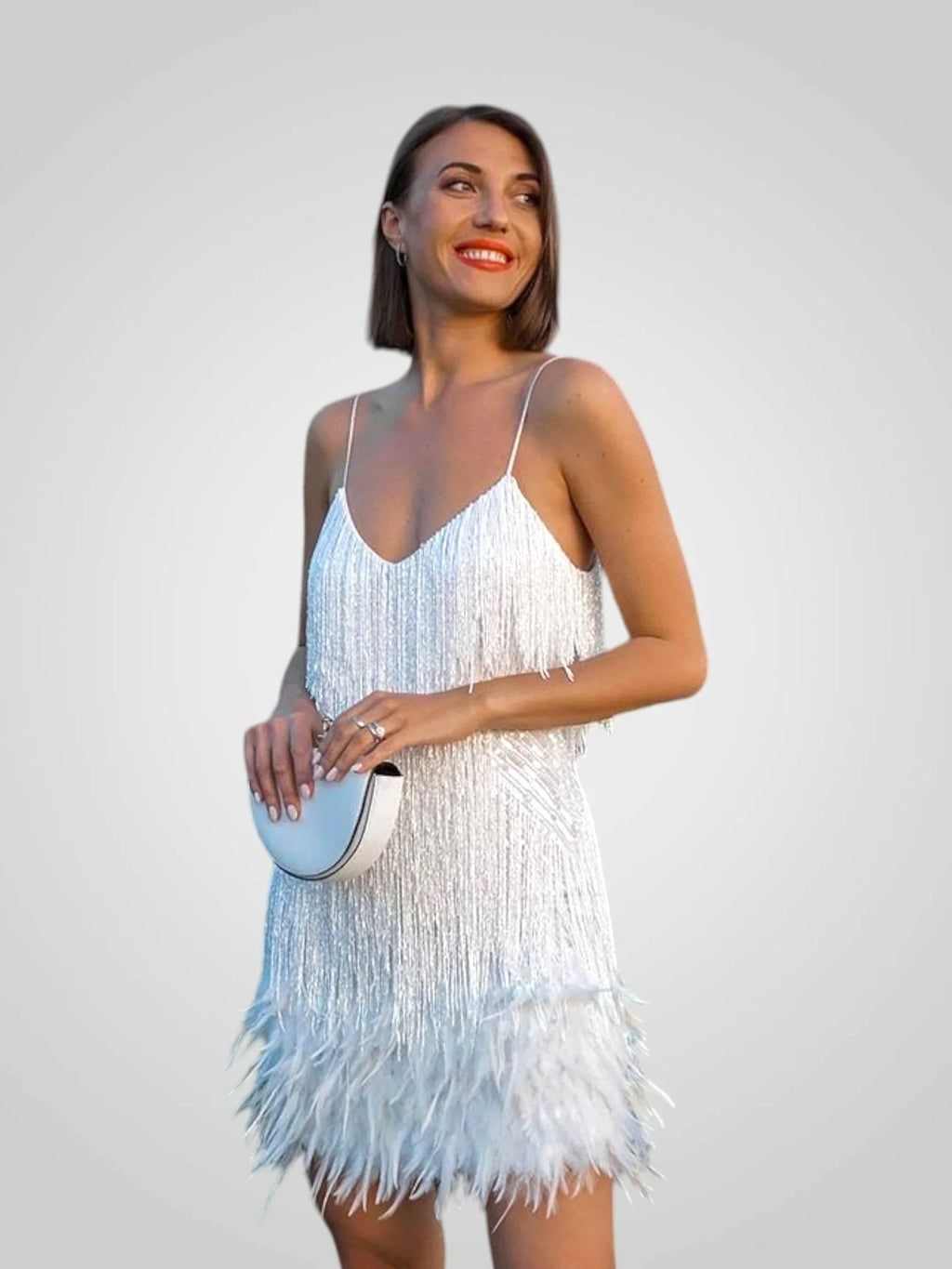 Minivestido elegante con detalles de plumas, silueta chic y ajuste cómodo, ideal para fiestas y ocasiones especiales. 0