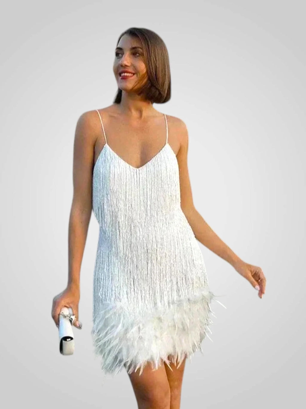 Minivestido elegante con detalles de plumas, silueta chic y ajuste cómodo, ideal para fiestas y ocasiones especiales. 2