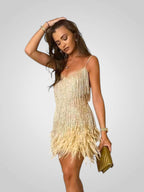 Minivestido elegante con detalles de plumas, silueta chic y ajuste cómodo, ideal para fiestas y ocasiones especiales. 6