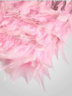 Minivestido elegante con detalles de plumas, silueta chic y ajuste cómodo, ideal para fiestas y ocasiones especiales. 8