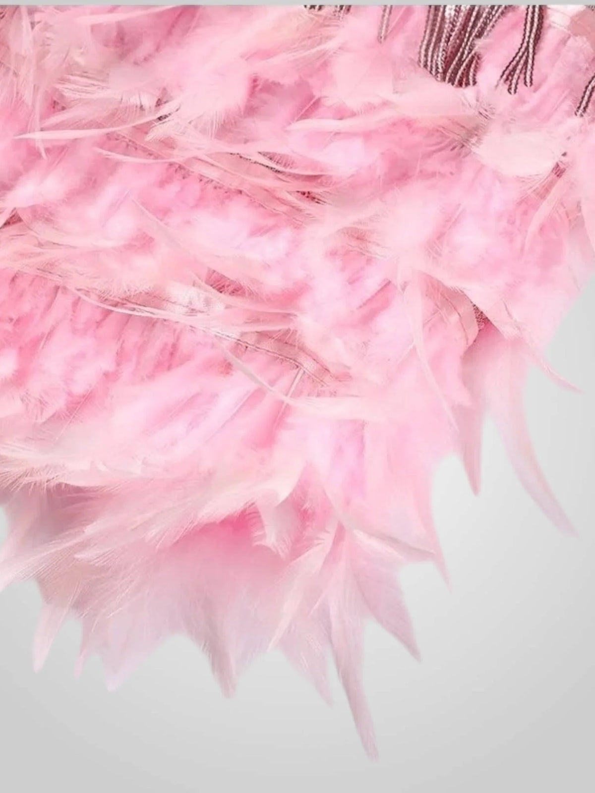 Minivestido elegante con detalles de plumas, silueta chic y ajuste cómodo, ideal para fiestas y ocasiones especiales. 8