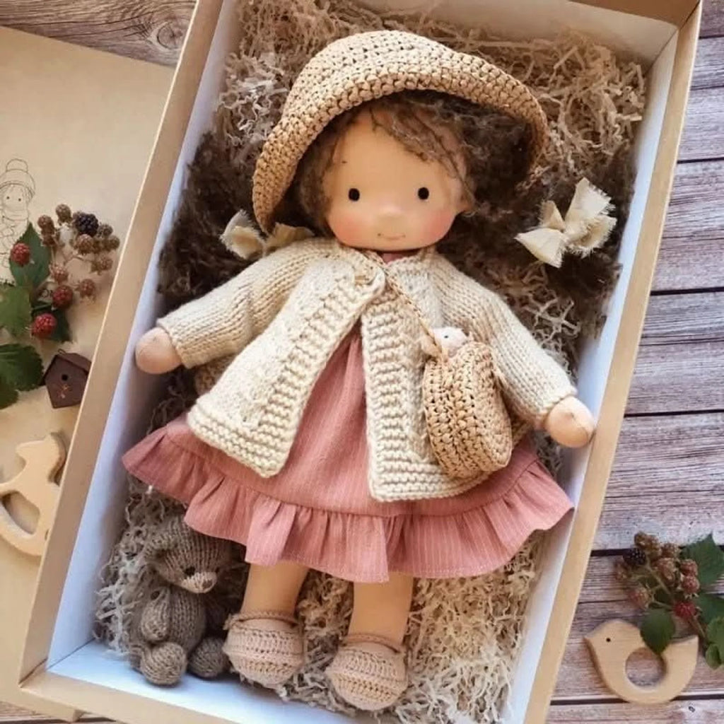 Muñeca Waldorf hecha a mano de algodón suave, ideal para juego creativo, con diseño atemporal y seguro para niños. 1