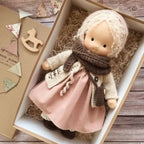 Muñeca Waldorf hecha a mano de algodón suave, ideal para juego creativo, con diseño atemporal y seguro para niños. 10