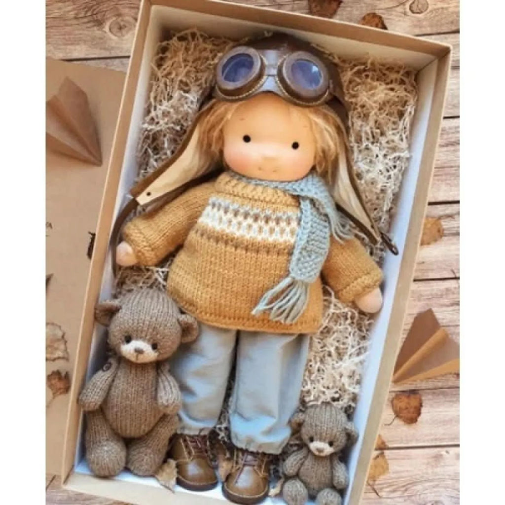 Muñeca Waldorf hecha a mano de algodón suave, ideal para juego creativo, con diseño atemporal y seguro para niños. 11