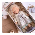 Muñeca Waldorf hecha a mano de algodón suave, ideal para juego creativo, con diseño atemporal y seguro para niños. 12