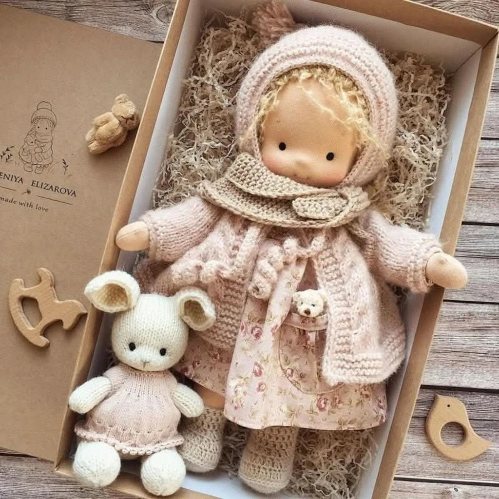 Muñeca Waldorf hecha a mano de algodón suave, ideal para juego creativo, con diseño atemporal y seguro para niños. 14