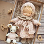 Muñeca Waldorf hecha a mano de algodón suave, ideal para juego creativo, con diseño atemporal y seguro para niños. 14