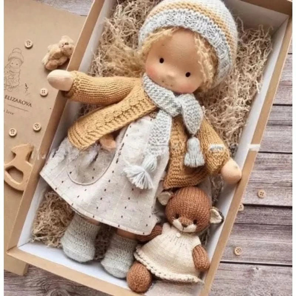 Muñeca Waldorf hecha a mano de algodón suave, ideal para juego creativo, con diseño atemporal y seguro para niños. 15