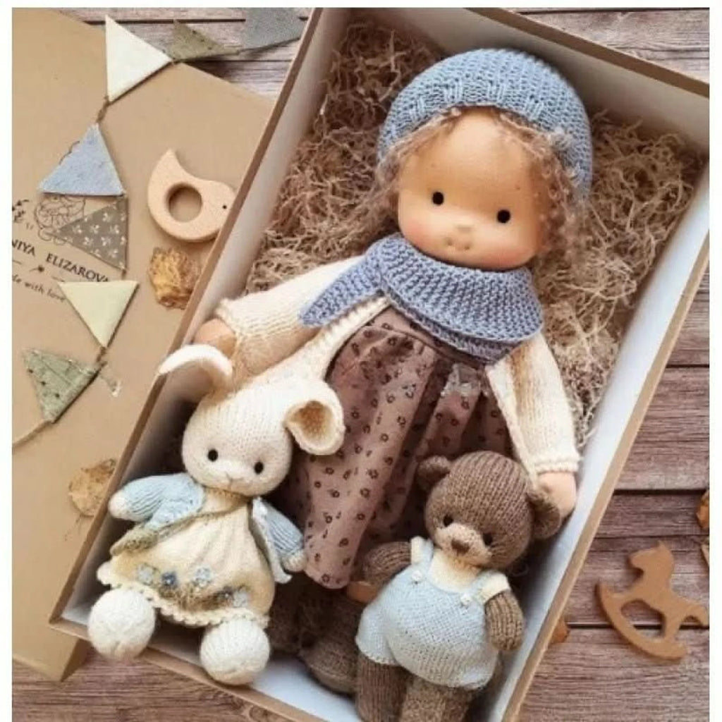 Muñeca Waldorf hecha a mano de algodón suave, ideal para juego creativo, con diseño atemporal y seguro para niños. 16
