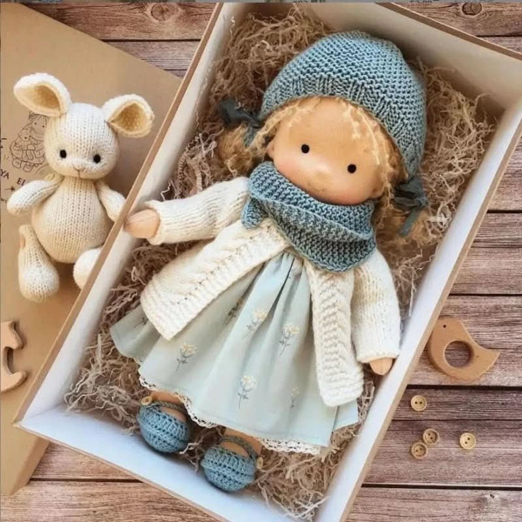 Muñeca Waldorf hecha a mano de algodón suave, ideal para juego creativo, con diseño atemporal y seguro para niños. 17