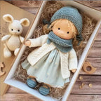 Muñeca Waldorf hecha a mano de algodón suave, ideal para juego creativo, con diseño atemporal y seguro para niños. 17