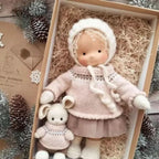 Muñeca Waldorf hecha a mano de algodón suave, ideal para juego creativo, con diseño atemporal y seguro para niños. 18