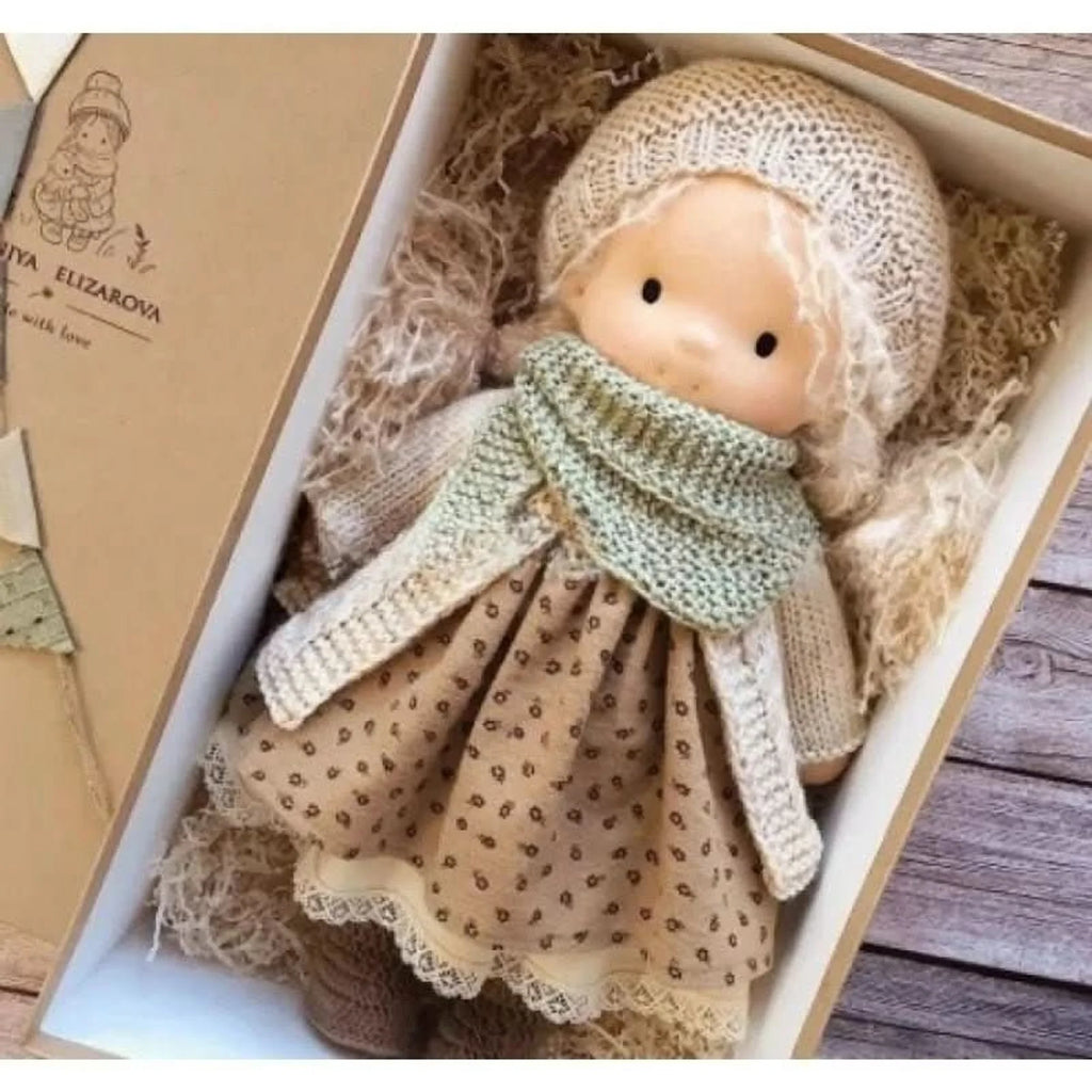 Muñeca Waldorf hecha a mano de algodón suave, ideal para juego creativo, con diseño atemporal y seguro para niños. 19