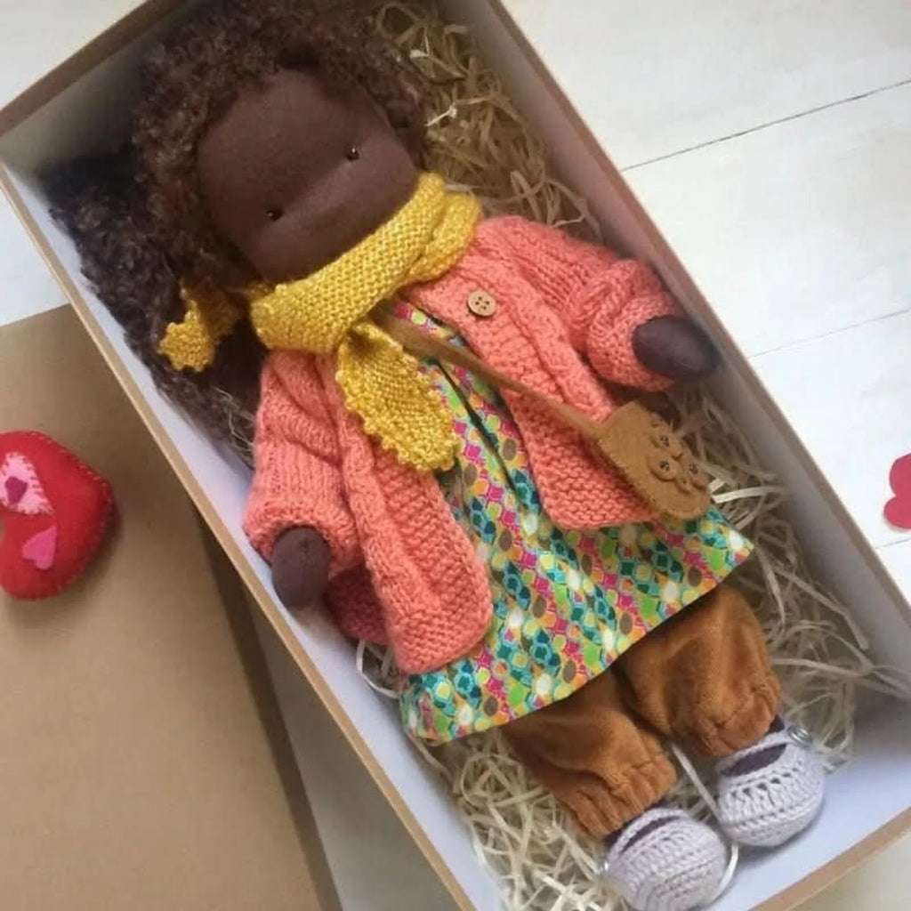 Muñeca Waldorf hecha a mano de algodón suave, ideal para juego creativo, con diseño atemporal y seguro para niños. 20
