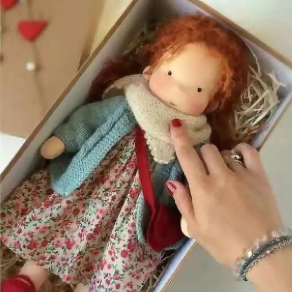 Muñeca Waldorf hecha a mano de algodón suave, ideal para juego creativo, con diseño atemporal y seguro para niños. 21