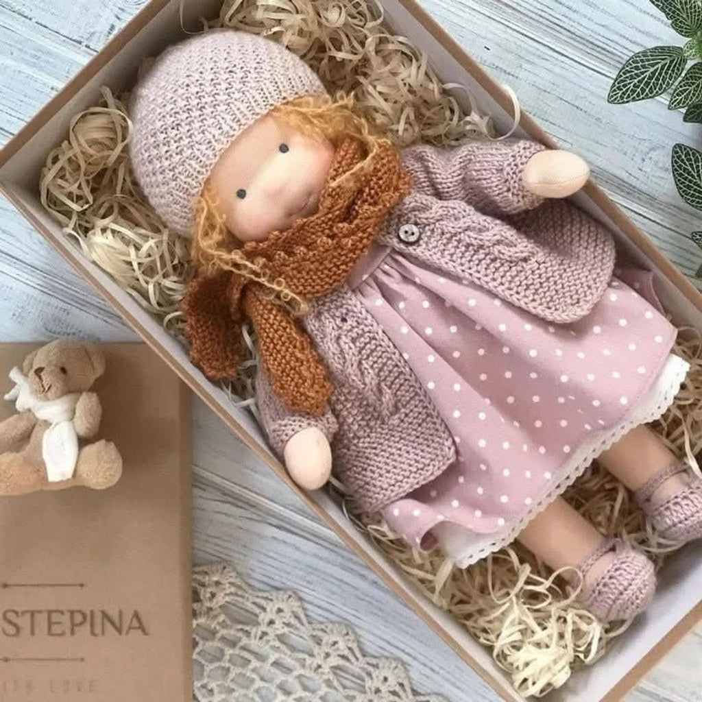 Muñeca Waldorf hecha a mano de algodón suave, ideal para juego creativo, con diseño atemporal y seguro para niños. 22