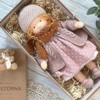 Muñeca Waldorf hecha a mano de algodón suave, ideal para juego creativo, con diseño atemporal y seguro para niños. 22