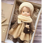 Muñeca Waldorf hecha a mano de algodón suave, ideal para juego creativo, con diseño atemporal y seguro para niños. 23
