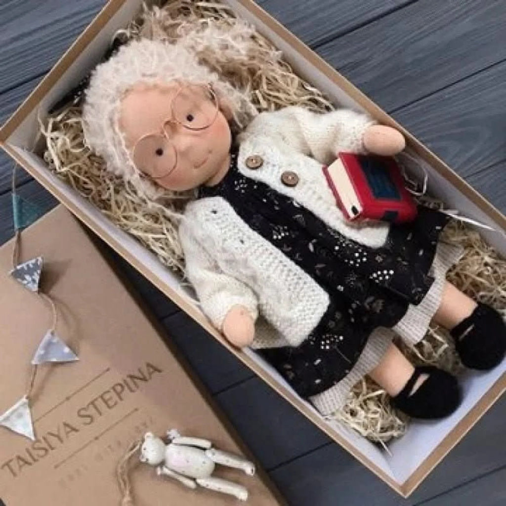 Muñeca Waldorf hecha a mano de algodón suave, ideal para juego creativo, con diseño atemporal y seguro para niños. 24