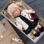 Muñeca Waldorf hecha a mano de algodón suave, ideal para juego creativo, con diseño atemporal y seguro para niños. 24