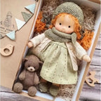 Muñeca Waldorf hecha a mano de algodón suave, ideal para juego creativo, con diseño atemporal y seguro para niños. 25