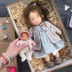 Muñeca Waldorf hecha a mano de algodón suave, ideal para juego creativo, con diseño atemporal y seguro para niños. 26