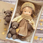 Muñeca Waldorf hecha a mano de algodón suave, ideal para juego creativo, con diseño atemporal y seguro para niños. 27