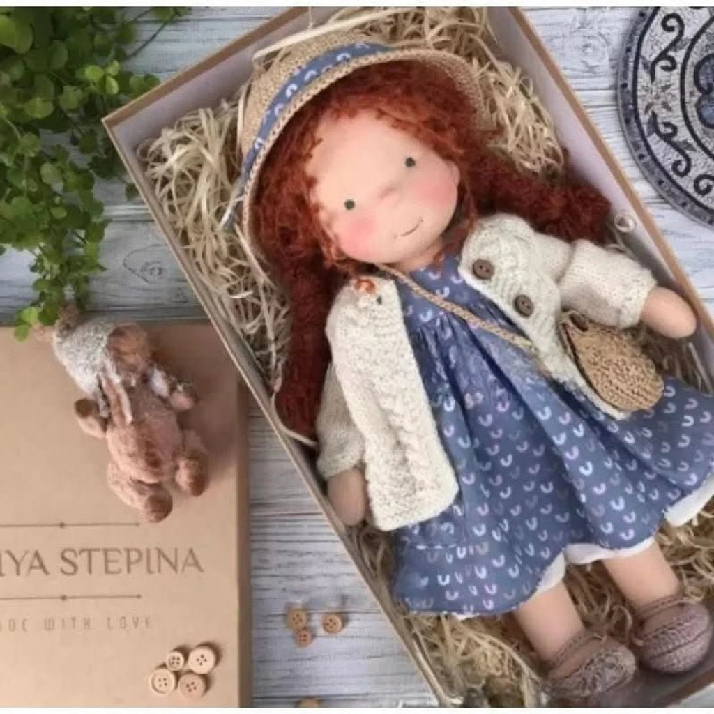 Muñeca Waldorf hecha a mano de algodón suave, ideal para juego creativo, con diseño atemporal y seguro para niños. 29