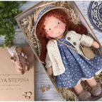 Muñeca Waldorf hecha a mano de algodón suave, ideal para juego creativo, con diseño atemporal y seguro para niños. 29