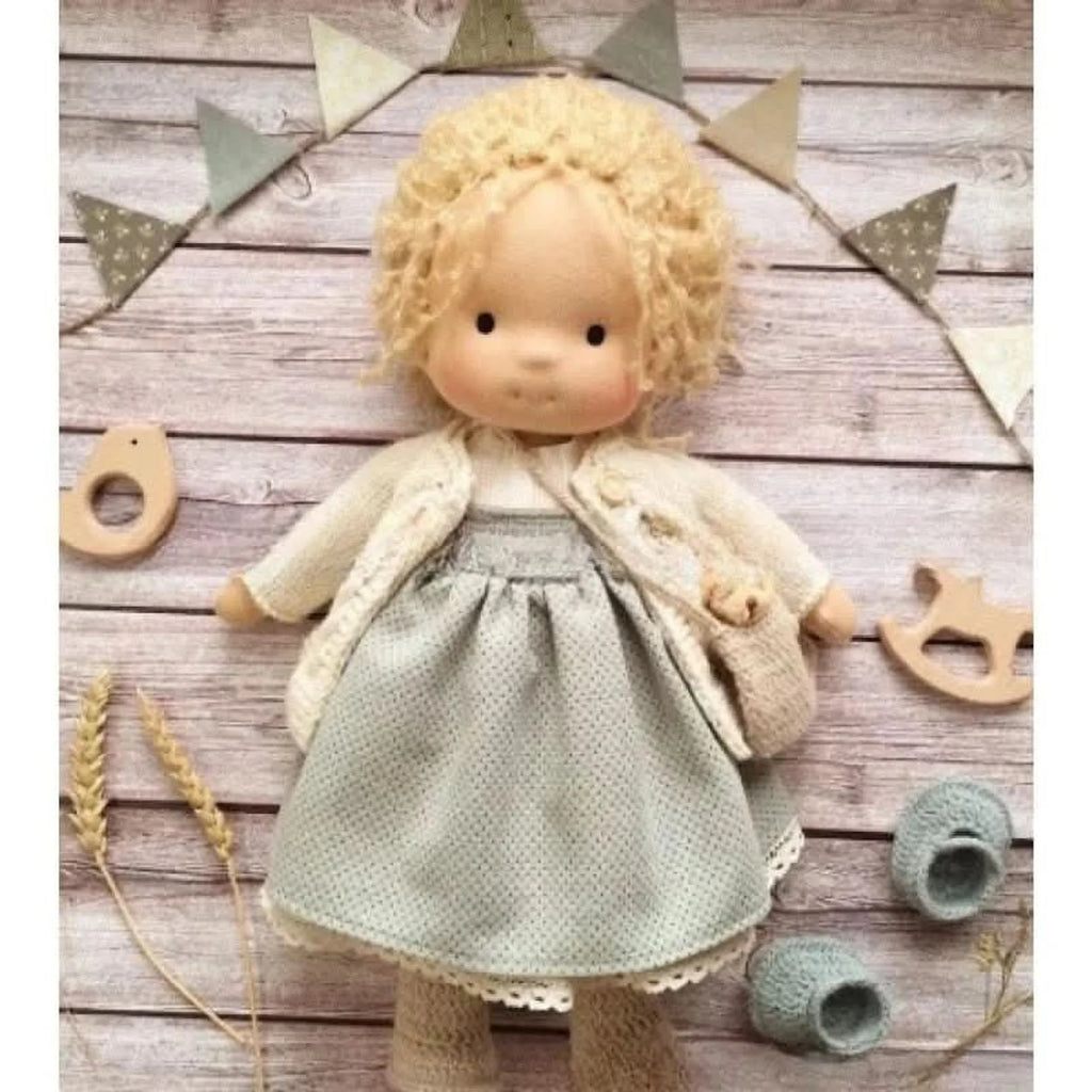 Muñeca Waldorf hecha a mano de algodón suave, ideal para juego creativo, con diseño atemporal y seguro para niños. 30