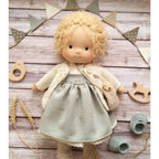 Muñeca Waldorf hecha a mano de algodón suave, ideal para juego creativo, con diseño atemporal y seguro para niños. 30