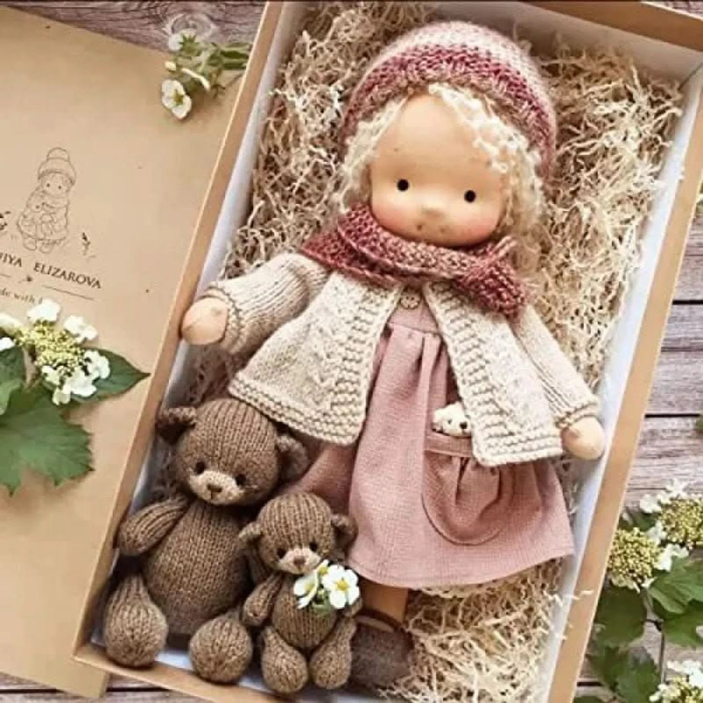 Muñeca Waldorf hecha a mano de algodón suave, ideal para juego creativo, con diseño atemporal y seguro para niños. 31
